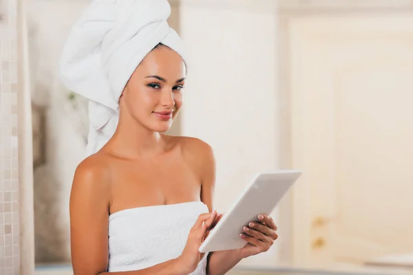 Donna Sorridente Utilizzando Tablet Digitale Salone Spa — Foto Stock