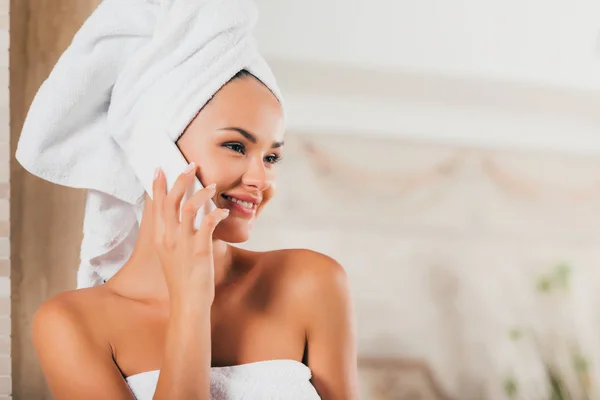 Lächelnde Frau Wellness Salon Smartphone Gespräch — Stockfoto