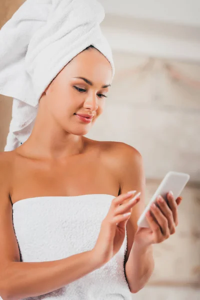 Atrakcyjna Kobieta Przy Użyciu Smartfona Salonie Spa — Zdjęcie stockowe