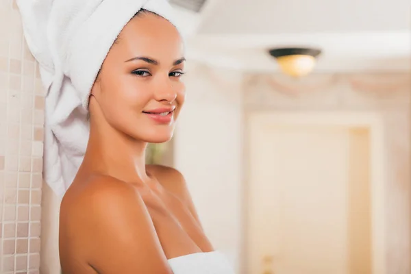 Atrakcyjna Kobieta Uśmiechający Się Relaksujący Ręcznik Głowę — Zdjęcie stockowe
