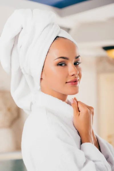 Uśmiechnięta Kobieta Szlafrok Ręcznik Głowę Salonie Spa — Darmowe zdjęcie stockowe