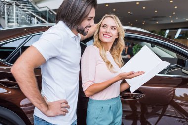 Araba Bayilik salonu satın alma Katalog ile gülümseyen çift