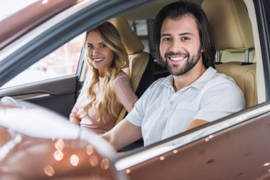 Yeni araba bayilik salonu mutlu çift portresi