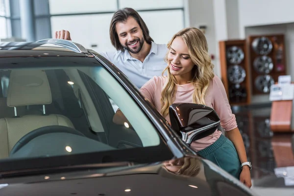 Lächelndes Junges Paar Wählt Auto Autohaus Salon — Stockfoto
