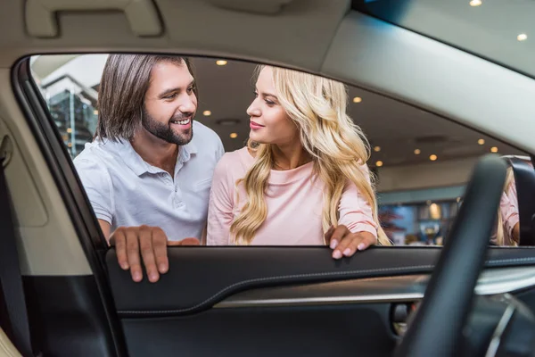 Young Couple Standing New Automobile Dealership Salon — Free Stock Photo