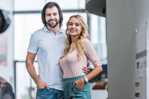 Retrato Pareja Feliz Abrazándose Salón Concesionarios —  Fotos de Stock