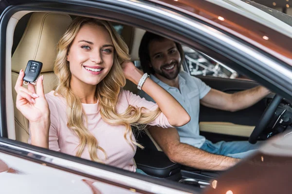 Casal Feliz Com Chave Carro Automóvel Novo Salão Concessionárias — Fotografia de Stock