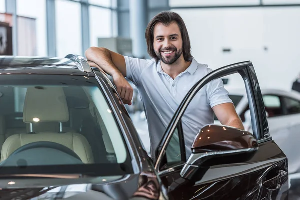 Retrato Del Hombre Sonriente Pie Coche Nuevo Salón Concesionarios — Foto de Stock