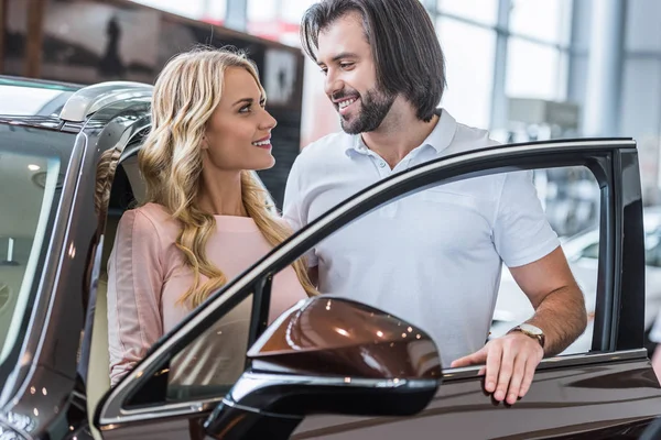 Portrait Smiling Couple Standing New Car Dealership Salon — Free Stock Photo