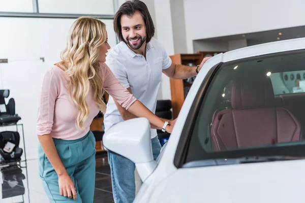 Smiling Couple Choosing Car Dealership Salon — Stock Photo, Image