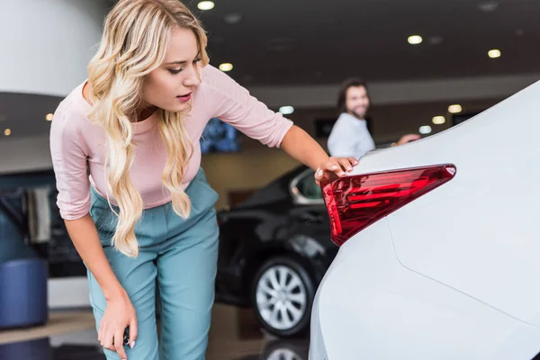 Selective Focus Woman Checking Automobile Boyfriend Background Dealership Salon — Stock Photo, Image