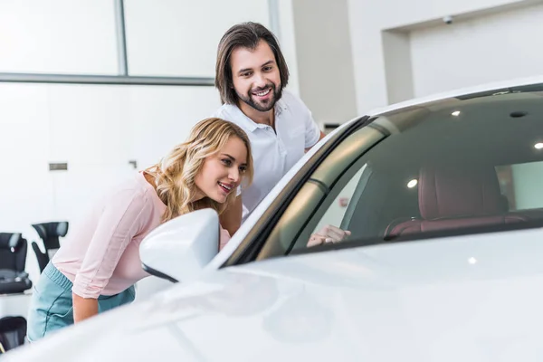 Young Couple Checking New Car Dealership Salon — Stock Photo, Image