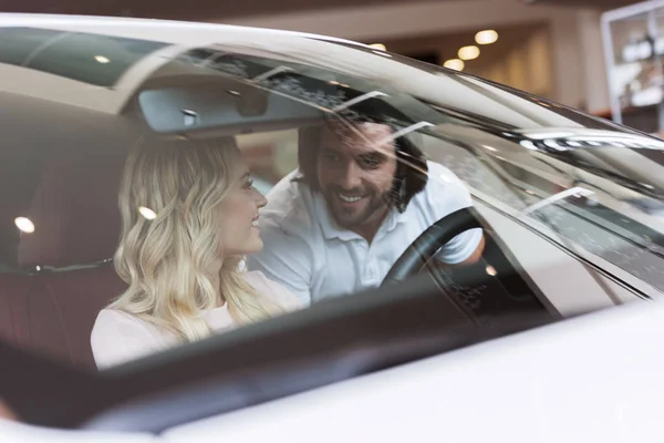 Smiling Young Couple New Car Auto Salon — Free Stock Photo