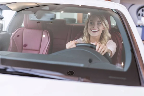 Πορτρέτο Του Ευτυχισμένη Γυναίκα Κάθεται Στο Νέο Αυτοκίνητο Αντιπροσωπεία Σαλόνι — Φωτογραφία Αρχείου