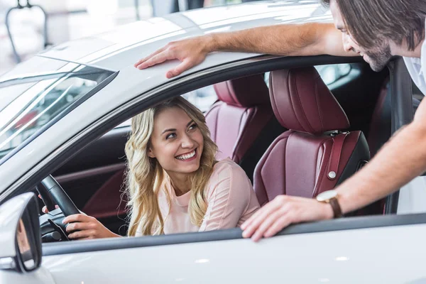 Allegra Giovane Coppia Con Auto Nuova Nel Salone Auto — Foto Stock