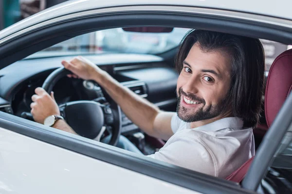 Uśmiechający Się Brodaty Mężczyzna Siedzi Nowy Samochód Test Drive Salonie — Zdjęcie stockowe