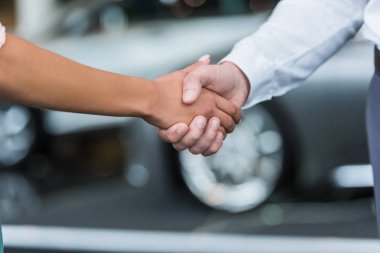 Bayilik salon tezgâhtar ve otomatik salonda kadın müşteri el atış kırpılmış
