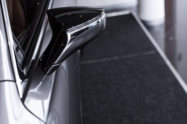 gri lüks araba bayilik salonu görünümünü kapat