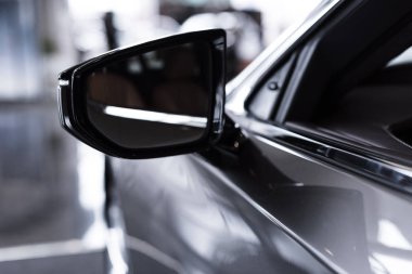 lüks parlak araba otomatik salonda görünümünü kapat