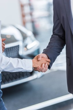auto salon satıcı ve bayilik salonu işadamı el atış kırpılmış