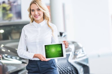 satıcı gösteren tablet Bayilik salonda elinde gülümseyen portresi