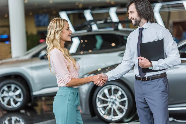 Seitenansicht Autohaus Salon Verkäuferin Und Kundin Beim Händeschütteln Autosalon — Stockfoto