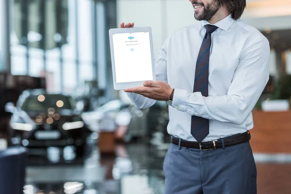 Partial View Dealership Salon Seller Formal Wear Showing Tablet Sqype — Stock Photo, Image