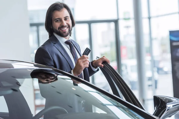 Retrato Homem Negócios Sorridente Com Chave Carro Carro Novo Salão — Fotografia de Stock