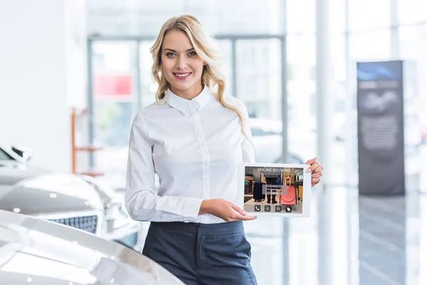 Portret Uśmiechnięty Sprzedawca Wyświetlone Tablet Serwis Rezerwacyjny Online Ekranie Ręce — Darmowe zdjęcie stockowe