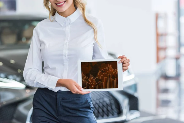 Partial View Female Seller Showing Tablet Graphic Diagram Hands Dealership — Stock Photo, Image