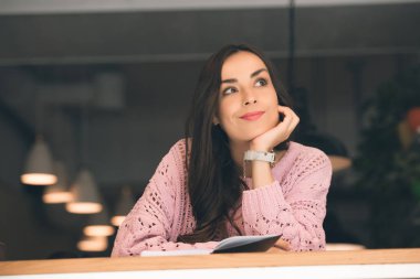 rüya gibi genç kadın kitap kafede masada oturuyordu