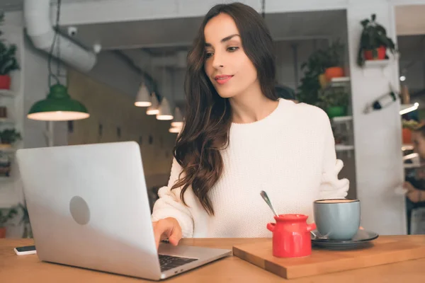 Młoda Kobieta Freelancer Pracę Laptopa Kawa Filiżanki Przy Stoliku Kawiarni — Zdjęcie stockowe