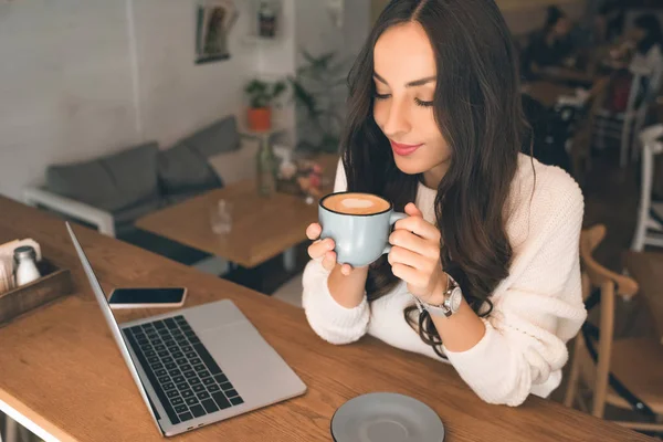 Joven Mujer Atractiva Freelancer Beber Café Mesa Con Ordenador Portátil —  Fotos de Stock