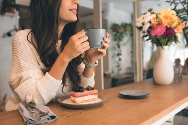 Обрізане Зображення Жінки Чашкою Кави Сидить Столом Тортами Кафе — стокове фото