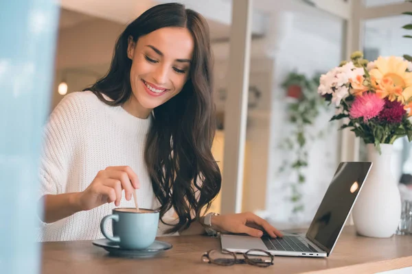Χαμογελαστά Γυναικεία Freelancer Κάθεται Laptop Και Καφές Κύπελλο Στο Τραπέζι — Φωτογραφία Αρχείου