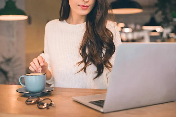 Visão Parcial Freelancer Feminino Sentado Com Laptop Xícara Café Mesa — Fotografia de Stock