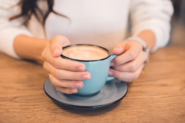 Bijgesneden Afbeelding Van Vrouw Zitten Met Een Koffiekopje Aan Tafel — Stockfoto