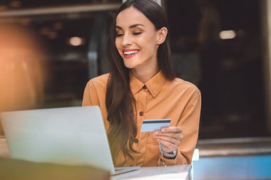 kredi kartı laptop şehir sokak kafede masada online alışveriş yaparken ile neşeli şık kadın