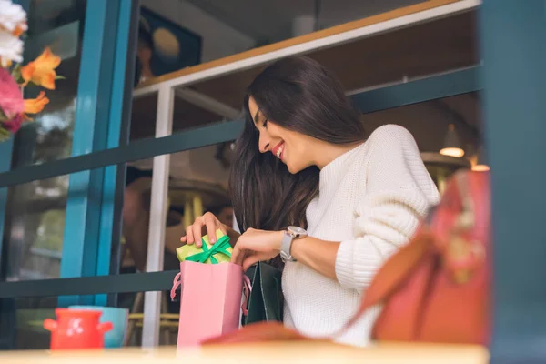 Jovem Feliz Colocando Caixa Presente Saco Compras Café — Fotografia de Stock