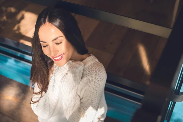 Visão Alto Ângulo Mulher Bonita Sorridente Com Olhos Fechados Café — Fotografia de Stock