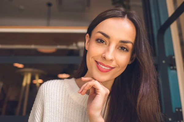 Close Van Portret Van Mooie Jonge Vrouw Kijken Camera Café — Stockfoto