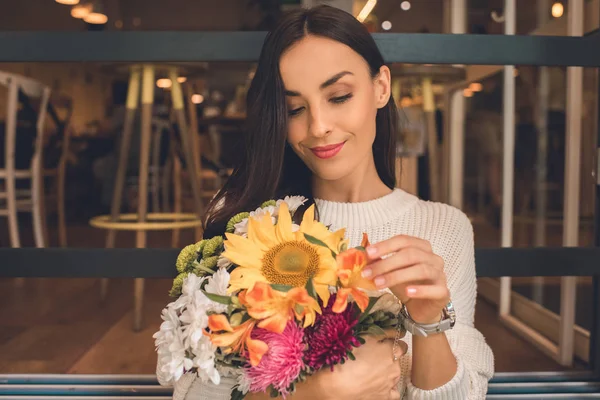 Schöne Junge Frau Hält Bunten Strauß Aus Verschiedenen Blumen Café — Stockfoto