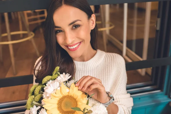 Retrato Joven Sonriente Sosteniendo Ramo Colores Varias Flores Mirando Cámara — Foto de Stock