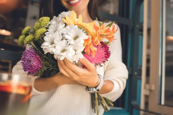 Vista Parcial Joven Sonriente Sosteniendo Ramo Colores Varias Flores Cafetería — Foto de Stock