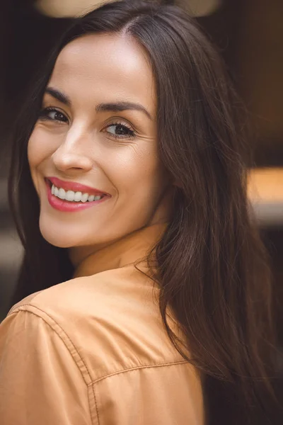 Close Retrato Bela Jovem Mulher Olhando Para Câmera — Fotografia de Stock