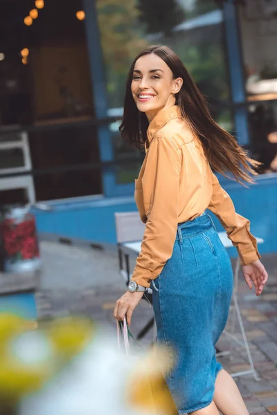 Mujer Feliz Moda Caminando Calle Ciudad —  Fotos de Stock