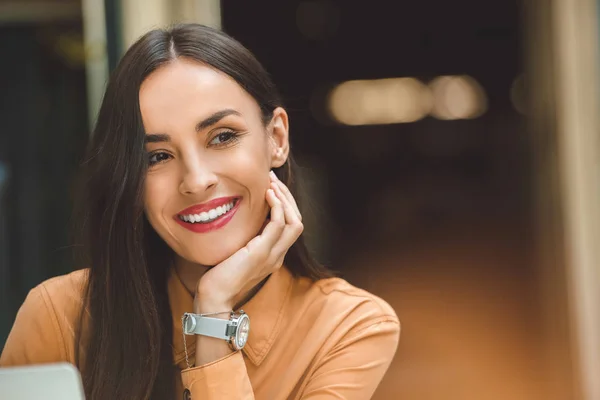 Enfoque Selectivo Mujer Feliz Soñadora Mirando Hacia Otro Lado Cafetería — Foto de Stock