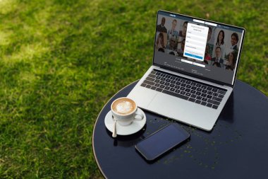 laptop yüklü LinkedIn sayfa bahçe tablo ile