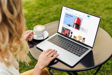 Bahçe tabloda sayfada yüklenen ebay ile dizüstü bilgisayar kullanan kadın kırpılmış görüntü