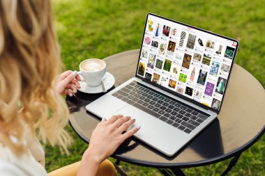 Bahçe tabloda sayfasında yüklü pinterest ile dizüstü bilgisayar kullanan kadın kırpılmış görüntü
